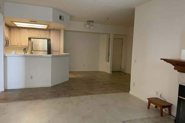 Building Photo - 640 Camino De La Reina