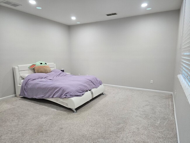 Building Photo - Big beautiful Home for rent in Visalia, Ca