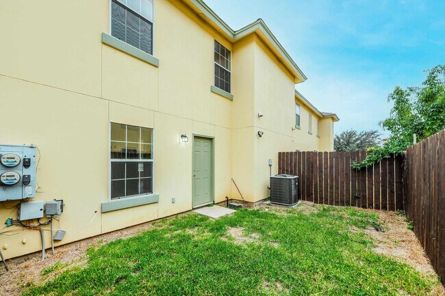 Building Photo - 1000 Ranchway Dr