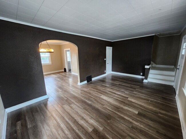 Building Photo - Charming 2 Bedroom House