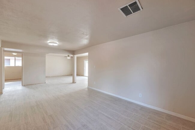 Building Photo - Spacious 6-Bedroom, 4-Bath Pool Home Near ASU Campus