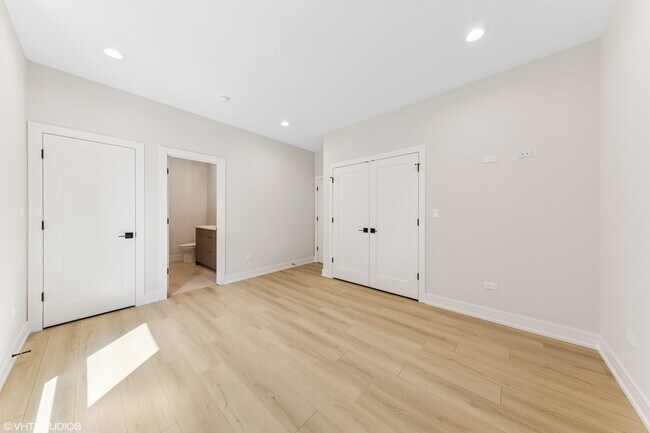 Building Photo - 5000 S Prairie Ave