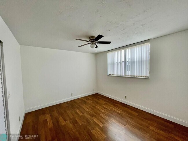 Building Photo - 2821 Somerset Dr