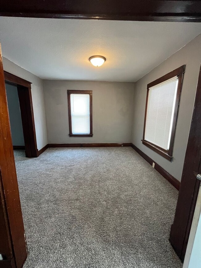 Building Photo - 1 1/2 story 2 Bedroom home!!