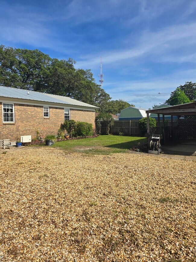 Building Photo - 122 Beach Dr
