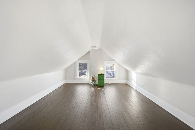 Building Photo - 6+BR House on E. Lane – Central Campus – Newly Renovated + Free Parking – Flexible Move-In