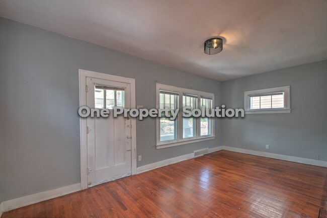 Building Photo - 407 Kenwood St