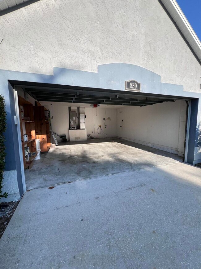 Building Photo - 830 Laurel Dr