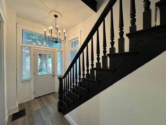 Building Photo - 7 Bed/3 Bath Mins. from UC Campus $750/pp ...