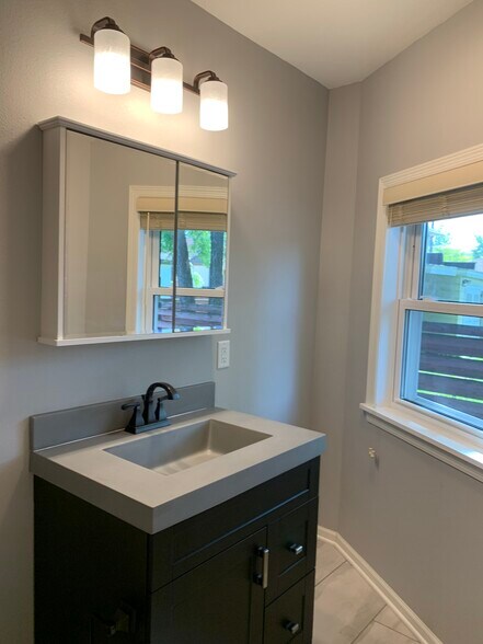 Building Photo - 465 W 5th St