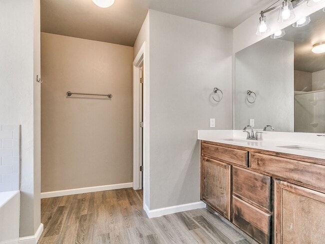 Building Photo - 3 bedroom, 2 bathroom, 2 car garage