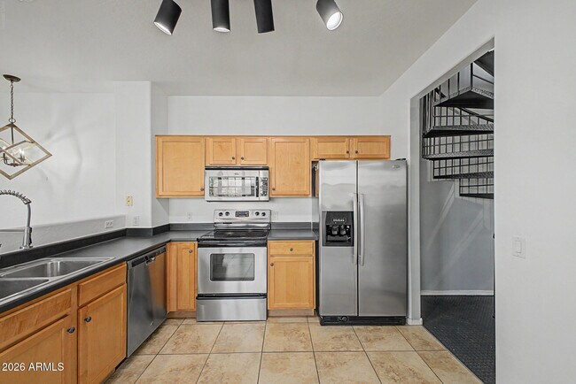 Building Photo - 2233 E Huntington Dr