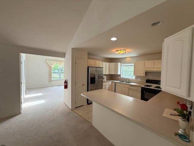 Building Photo - 2 Club House Ln