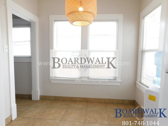 Building Photo - 657 Warnock Ave