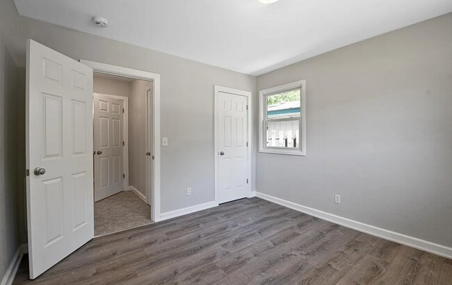 Building Photo - 4 bedroom 2 bathroom located in Champaign- Available August!