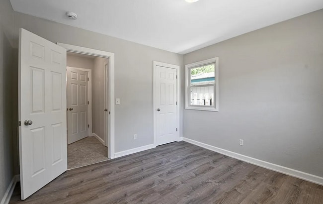 Building Photo - 4 bedroom 2 bathroom located in Champaign-...