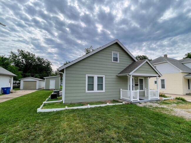 Building Photo - Cute 3 Bed 1 Bath McPherson Home in Good Neighborhood