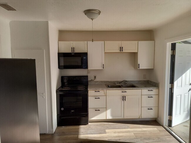Building Photo - Great location, walking distance to downtown Leesburg!