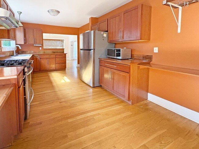 Building Photo - 4 bed 2 bath NE Portland home