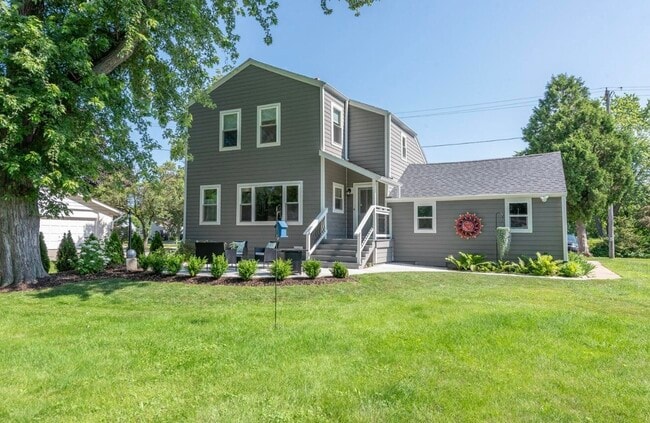 Building Photo - 402 E Calumet Rd