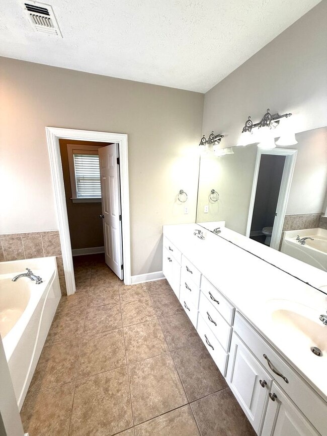 Building Photo - ** 4 bed 2 bath located by Prattville High...