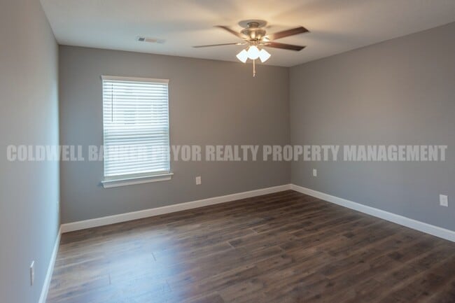 Building Photo - 360 Main St