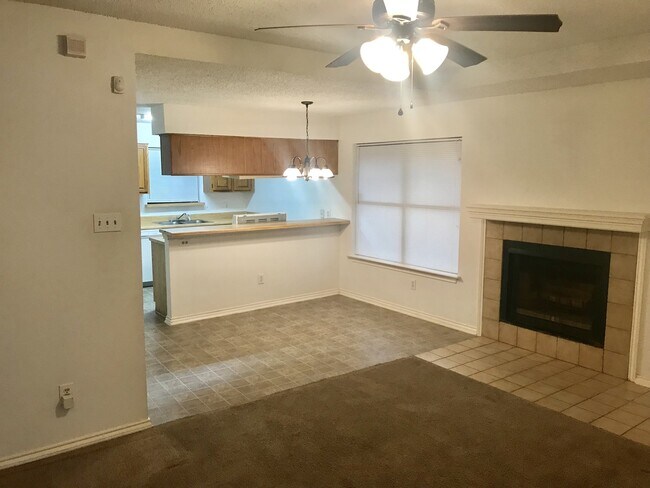 Building Photo - 3-2 DUPLEX! AVAILABLE NOW