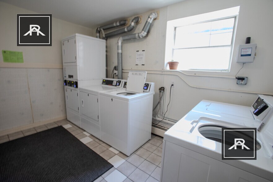 Building Photo - 802 Centre St