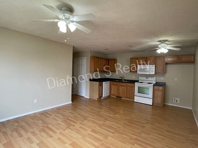 Building Photo - 3 Bedroom Duplex Available!