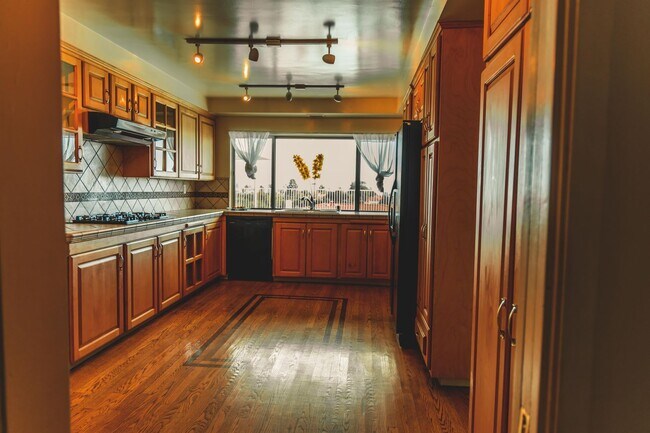 Building Photo - Los Feliz/Hollywood Hills AMAZING 6 Bed/4 Bath/Pool Luxury Home for Lease!