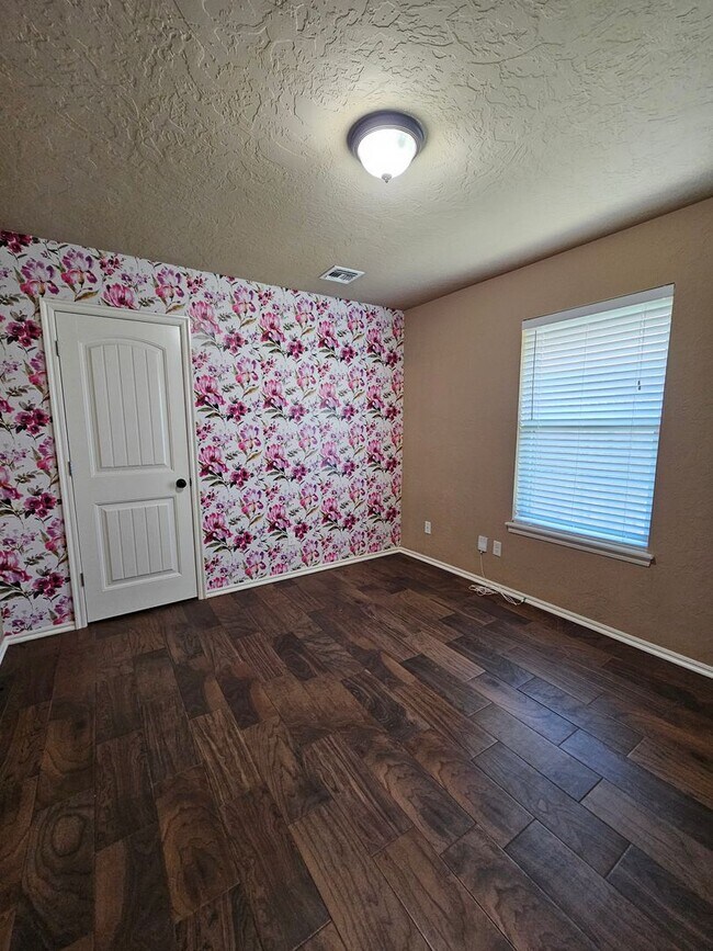 Building Photo - (3) Bed/(2) Bath in SW Moore Avail Early June!