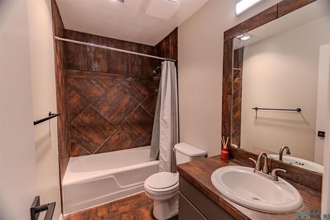 Building Photo - 2 Bed 3 Bath Townhouse on the golf course!