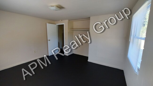 Building Photo - Two bedroom apartment off Harden Street