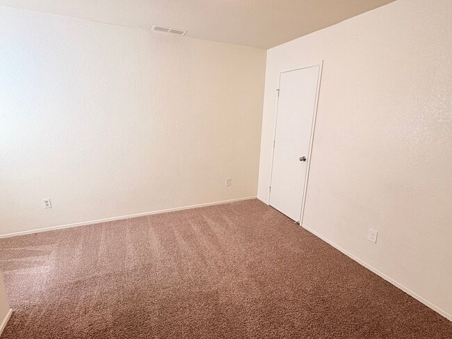 Building Photo - 2 WEEKS FREE RENT November Special - 3 bed...