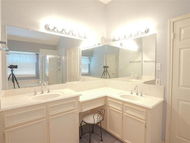 Building Photo - 16322 Red Oak Dr