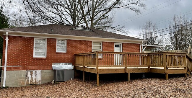 Building Photo - Updated 2 Bed/1 Bath Brick Ranch