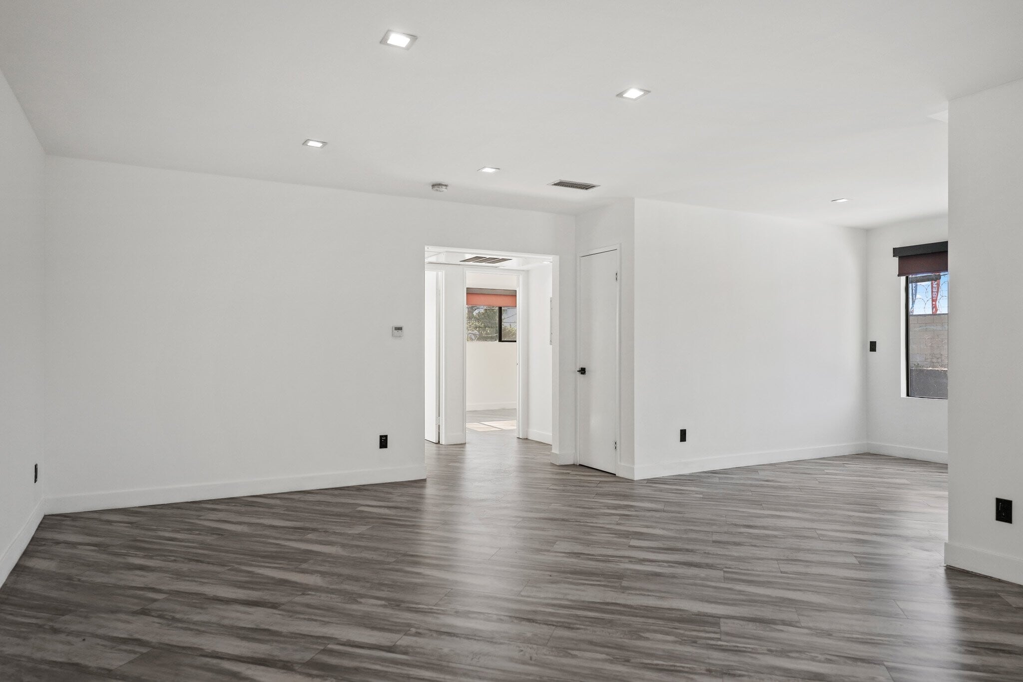 Building Photo - 955 N Oxford Ave