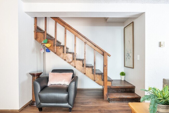 Building Photo - Westside 2BD Duplex