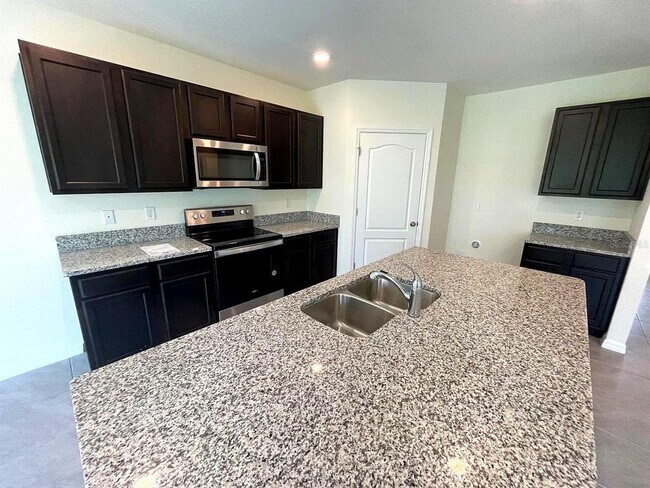 Building Photo - 2030 Maple Ridge Dr