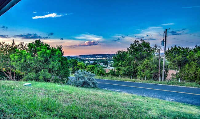 Building Photo - Great Views On Loma Vista!