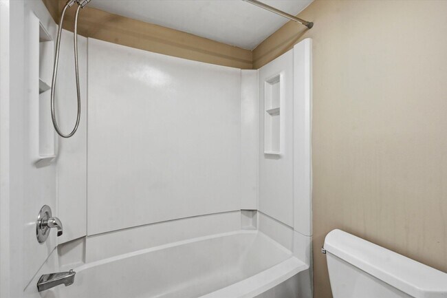 Building Photo - 2 Bedroom 1 Bathroom first floor Goshen Valley flat!