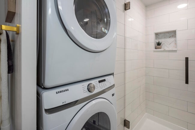 Building Photo - 7920 Eastlake Dr