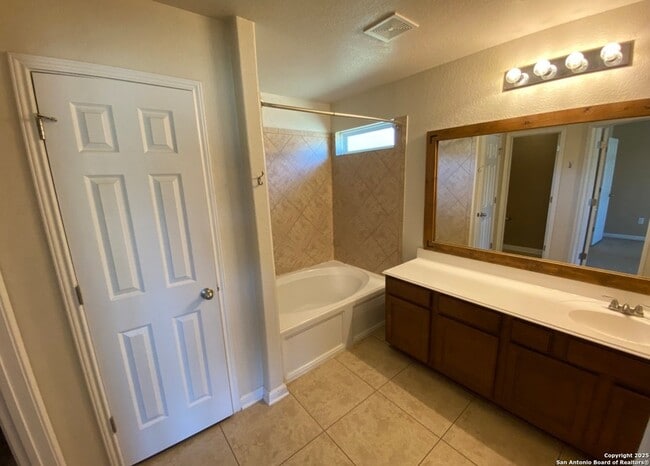 Building Photo - 128 Kasper Dr