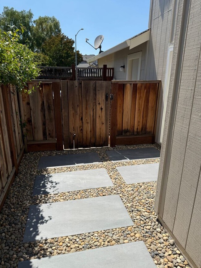 Building Photo - Updated 2 Bed + Loft / 2 Bath Home in Desi...