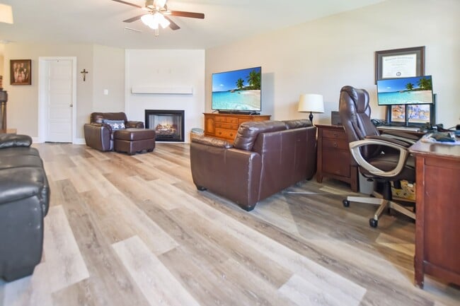 Building Photo - Pet Friendly Five Bedroom!