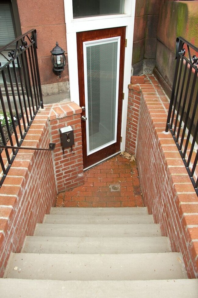 Building Photo - 1081 Beacon St