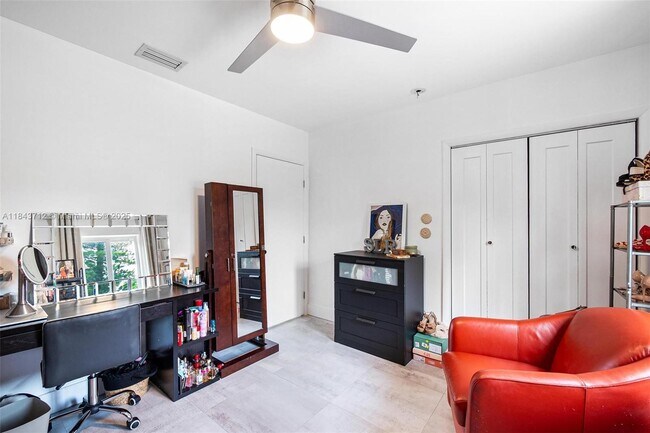Building Photo - 2350 SW 24th St