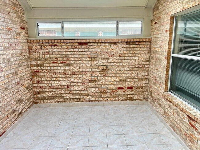 Building Photo - 42 W Foxbriar Forest Cir