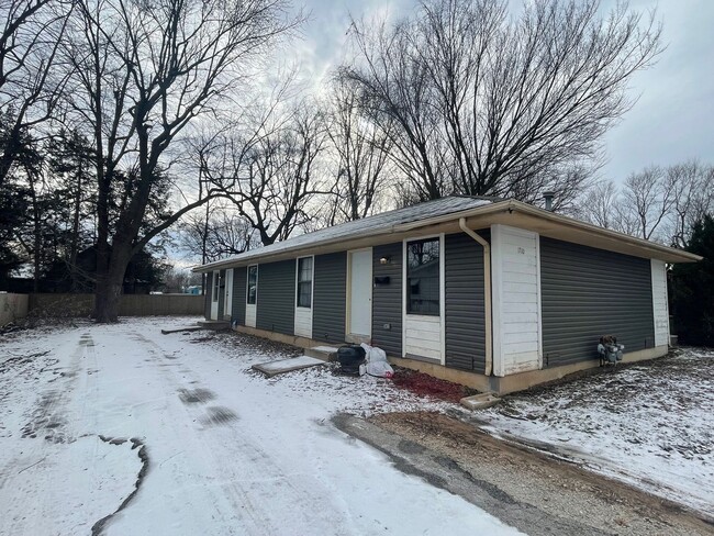 Primary Photo - Cute newly remodeled 2 bedroom duplex!