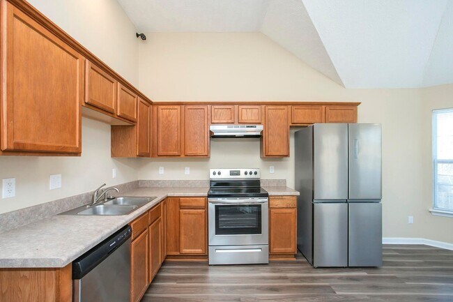 Building Photo - 3 Bed w/Bonus, Large Yard in Sought After ...
